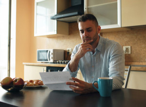 MAJKA GA JE DOČEKALA NA AERODROMU I ČVRSTO ZAGRLILA, PA JE POBESNEO! Kada se vratio sledeći put, nije bilo nikog - stan je bio prazan, na stolu je stajalo pismo...