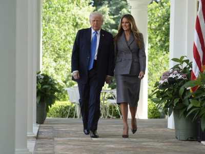Melanija i Donald Tramp šetaju
