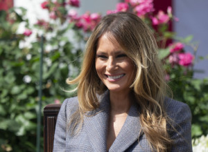 CIPELE KAKVE NIKAD NISTE VIDELI - MELANIJA SE POJAVILA I SVE JE STALO: Da li biste nosili ovako nešto - evo kolika im je štikla?! (FOTO)