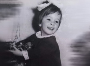 VESNA PETROVIĆ JE OSTAVLJENA KAO BEBA U JEDNOJ PRLJAVOJ KESI: Usvojena je, ali kada je odrasla otvorila je tajnu fioku i saznala ko su bili ljudi sa kojima je godinama živela!