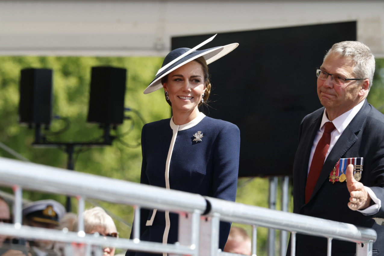 O BROŠU KEJT MIDLTON SVI PRIČAJU - IZRAĐEN JE PO SPECIJALNOJ ŽELJI: Jedan drugi detalj otkrio tajnu vezu sa princezom Dajanom! (FOTO)