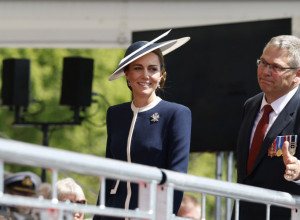 O BROŠU KEJT MIDLTON SVI PRIČAJU - IZRAĐEN JE PO SPECIJALNOJ ŽELJI: Jedan drugi detalj otkrio tajnu vezu sa princezom Dajanom! (FOTO)