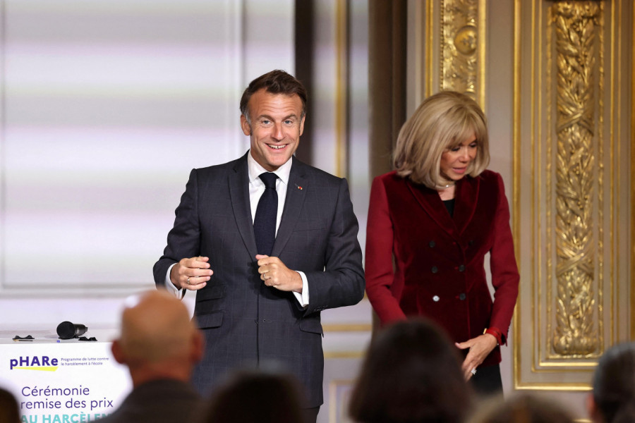 POGLEDAJTE NA ŠTA SE USUDILA BRIŽIT MAKRON - malo ko bi u 72. godini poneo ovo na rukama! I ovog puta svi su gledali u noge prve dame Francuske! (FOTO)