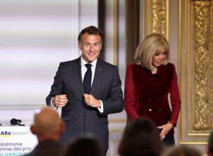 POGLEDAJTE NA ŠTA SE USUDILA BRIŽIT MAKRON - malo ko bi u 72. godini poneo ovo na rukama! I ovog puta svi su gledali u noge prve dame Francuske! (FOTO)