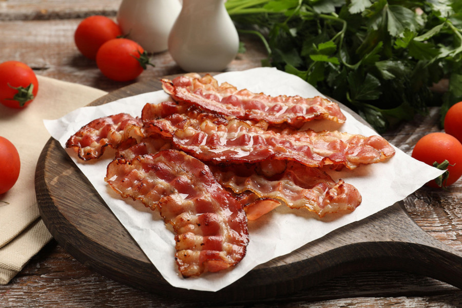 TRIK NIJE U PRŽENJU - OVAKO ĆETE DOBITI NAJUKUSNIJU I NAJHRSKAVIJU SLANINU! Iskusni kuvari dodaju jednu potpuno neočekivanu namirnicu!