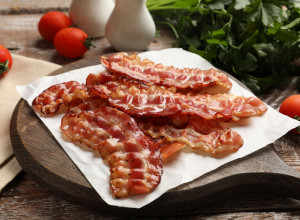 TRIK NIJE U PRŽENJU - OVAKO ĆETE DOBITI NAJUKUSNIJU I NAJHRSKAVIJU SLANINU! Iskusni kuvari dodaju jednu potpuno neočekivanu namirnicu!