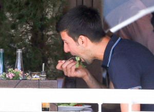 IZBACIO JE MLEKO, MESO I JAJA, a pored toga ovu namirnicu Đoković ne okuša: Jutro počinje toplom limunadom, ovako se oslobodio hroničnog umora