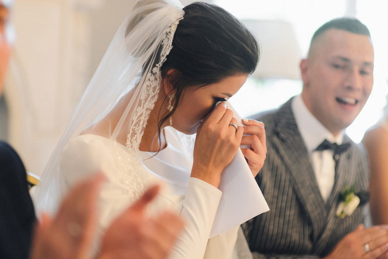 OD MUŽA JE ZA VENČANJE DOBILA POKLON: Kada ga je otvorila svi su nemo posmatrali, slučajno je završio u njenim rukama, a tek onda je shvatila za koga je stvarno (VIDEO)