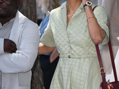 Hale Beri u košulja-haljini