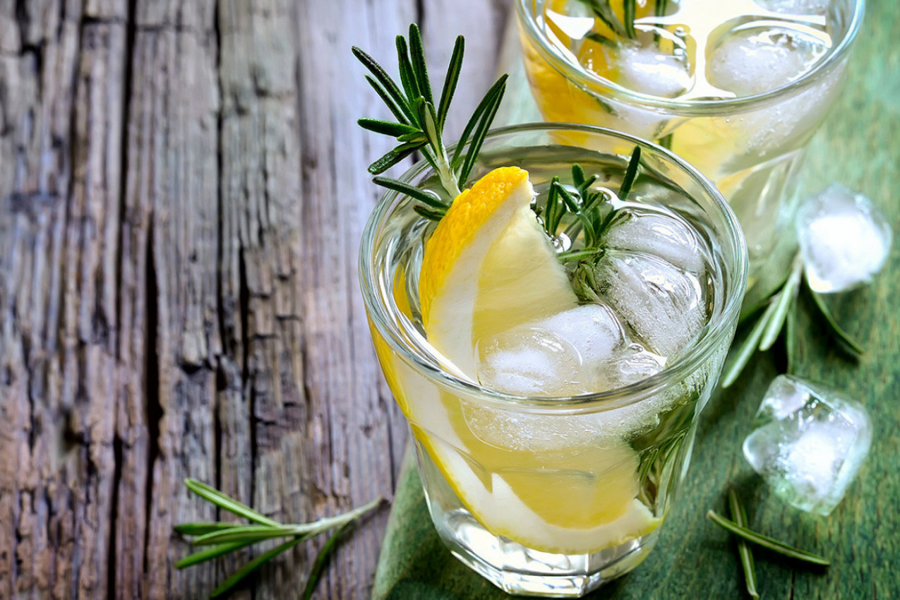 OD OVE BILJKE BUJA KOSA, A SVE ČEŠĆE SE POTAPA U VODU KOJA SE PIJE: Ovaj napitak će vam pomoći da se rešite brojnih problema!