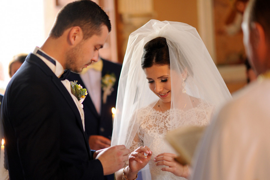 MLADENCI SU BILI PRED OLTAROM KAD SE ZAČUO VRISAK DETETA: Devojčica u suzama izletela iz crkve, ljudi u neverici gledali ovo venčanje u Bosni! (VIDEO)