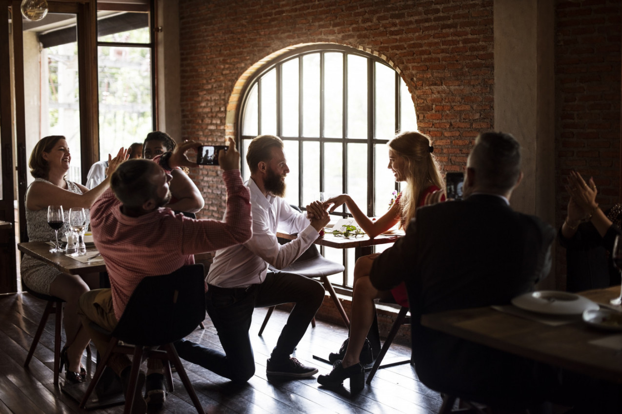 ZAPROSIO SAM DEVOJKU USRED RESTORANA, ONA SE OKRENULA I IZAŠLA! Vratila se posle 5 minuta, svi zanemeli kada su videli ko je s njom!