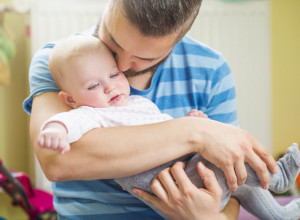 OTAC JE DONEO BEBU NA VAKCINACIJU, A ONDA SE SAMO SLOMIO: Medicinske sestre su zanemele od šoka - sve je snimljeno! (VIDEO)