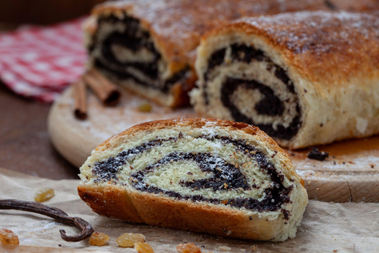 NAJBOLJI RECEPT ZA ŠTRUDLU SA MAKOM I KREMOM OD VANILE: Prepuna fila, a ostaje mekana i 2 dana kasnije