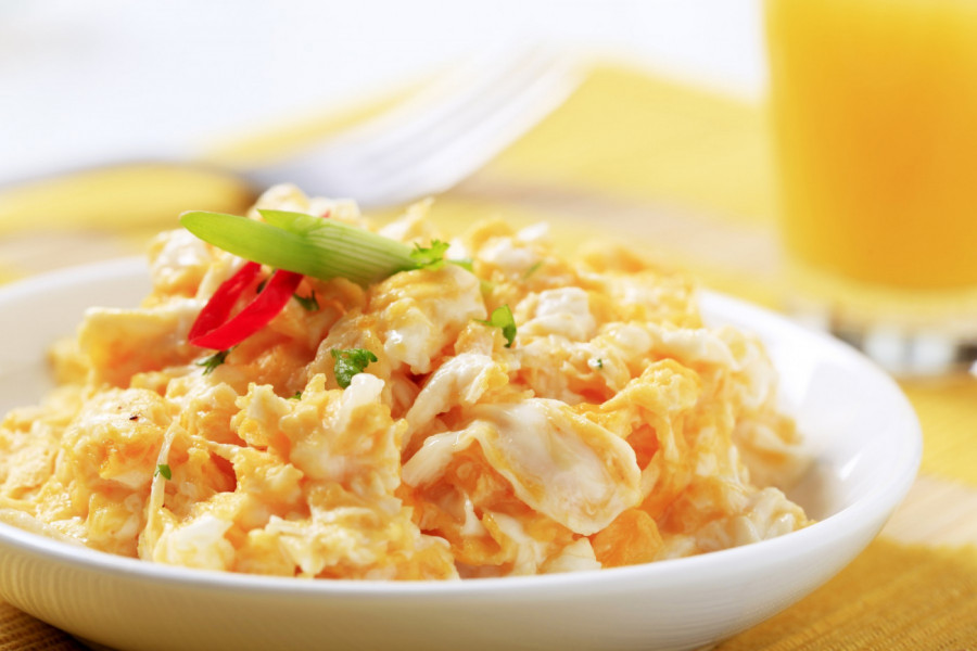 SALO SE TOPI ZA TREN OKA, A CREVA RADE KAO SAT: Jednu namirnicu uvek dodajte u jaja i dobijate SUPER jelo za mršavljenje