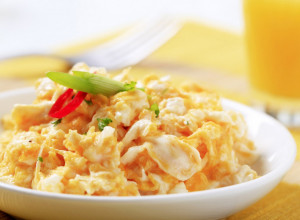 SALO SE TOPI ZA TREN OKA, A CREVA RADE KAO SAT: Jednu namirnicu uvek dodajte u jaja i dobijate SUPER jelo za mršavljenje