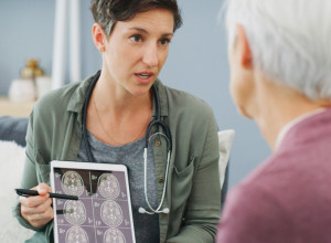 DVA RANA ZNAKA DEMENCIJE SE POJAVLJUJU 20 GODINA PRE DIJAGNOZE! Lekari prvi put otkrili šta se dešava tokom "nevidljive faze" opake bolesti