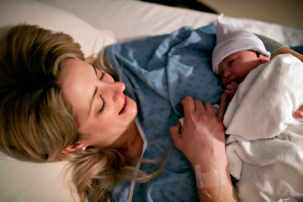 ZASPALA JE PORED BEBE U BOLNICI NA 15 MINUTA: Kad se trgla iz sna, deteta nije bilo, a nestala je i torba s ćerkinim stvarima!