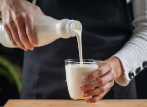 Nutricionisti tvrde: Ceo život POGREŠNO pijete JOGURT, bacate najzdraviji deo!