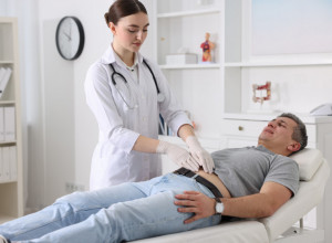 MUŠKARAC JE DOŠAO U BOLNICU SA NESNOSNIM BOLOVIMA U STOMAKU I GROZNICOM: Slučaj se pretvorio u medicinsku misteriju koja je šokirala čak i iskusne lekare!