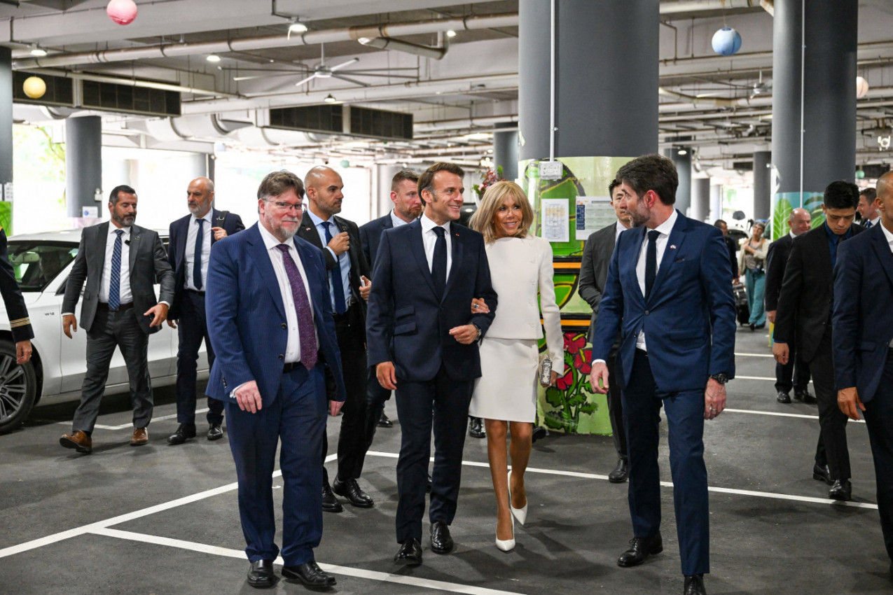 BRIŽIT MAKRON NE ODUSTAJE OD OVOG KOMADA GARDEROBE: Nikome nije promakao ovaj detalj koji samouvereno nosi prva dama Francuske! (FOTO)