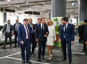 BRIŽIT MAKRON NE ODUSTAJE OD OVOG KOMADA GARDEROBE: Nikome nije promakao ovaj detalj koji samouvereno nosi prva dama Francuske! (FOTO)