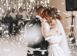 SNIMCI SA SVADBE U CRNOJ GORI ŠOKIRALI REGION: Zasvirala je muzika za prvi ples mladenaca, ali umesto romantike usledio je OBRAČUN pesnicama! (VIDEO)