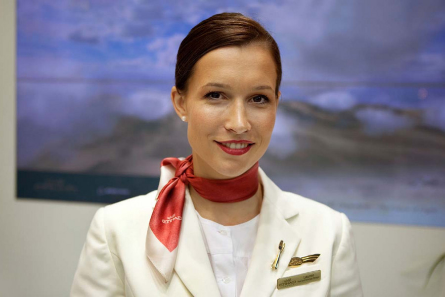 DA LI STE PRIMETILI DA VEĆINA STJUARDESA IMA CRVENI KARMIN NA USNAMA? Nije u pitanju samo lepota, već nešto mnogo važnije za putnike!