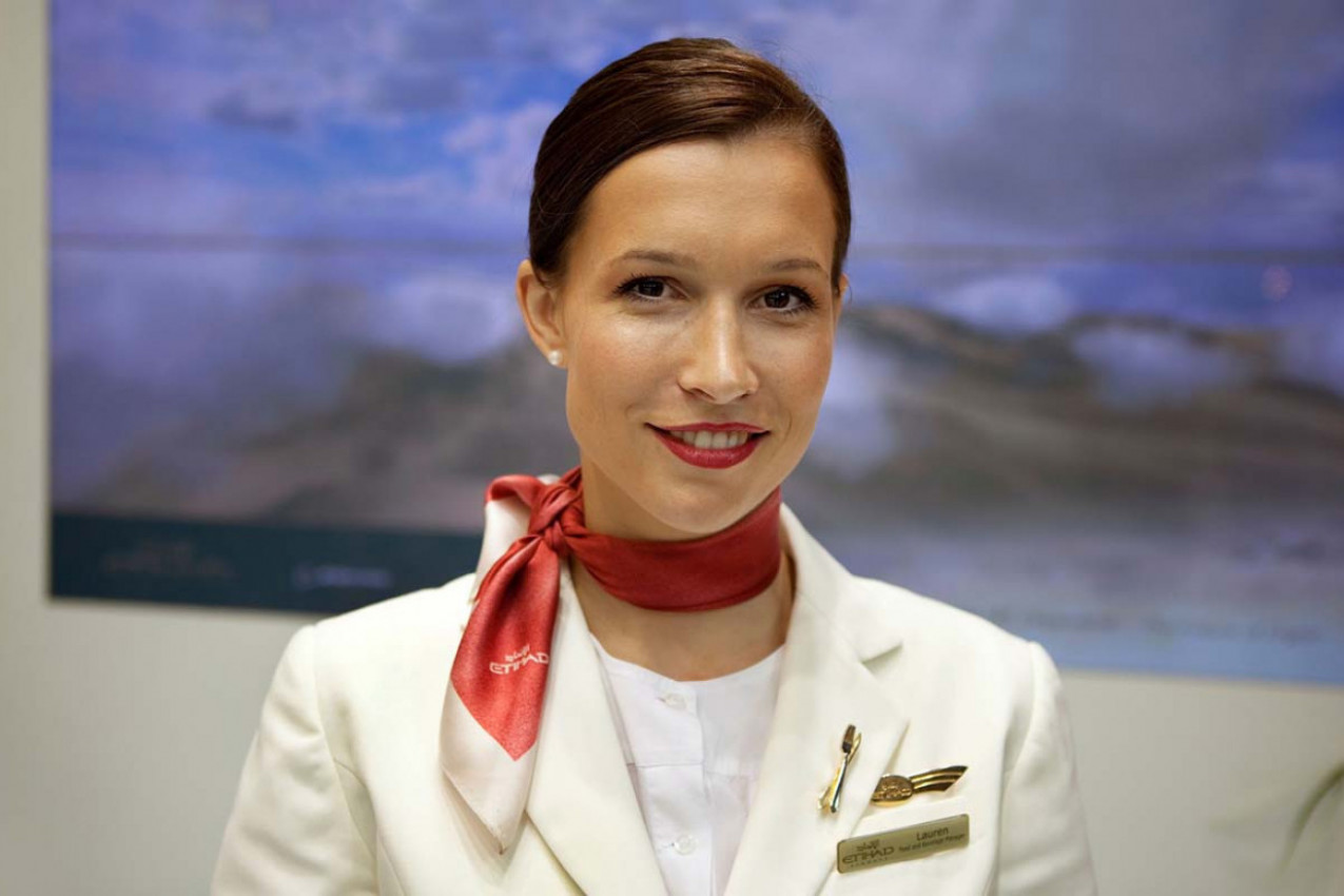 DA LI STE PRIMETILI DA VEĆINA STJUARDESA IMA CRVENI KARMIN NA USNAMA? Nije u pitanju samo lepota, već nešto mnogo važnije za putnike!