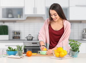 GENIJALAN TRIK KAKO DA ISCEDITE LIMUN BEZ SEČENJA: Nema prljanja i viška soka, ostatak će ostati svež i sočan danima!