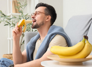 STRUČNJAK TVRDI DA CEO ŽIVOT POGREŠNO JEDEMO BANANE: Da li je ovo jedini ispravan način - ljudi zapanjeni novim tvrdnjama (VIDEO)