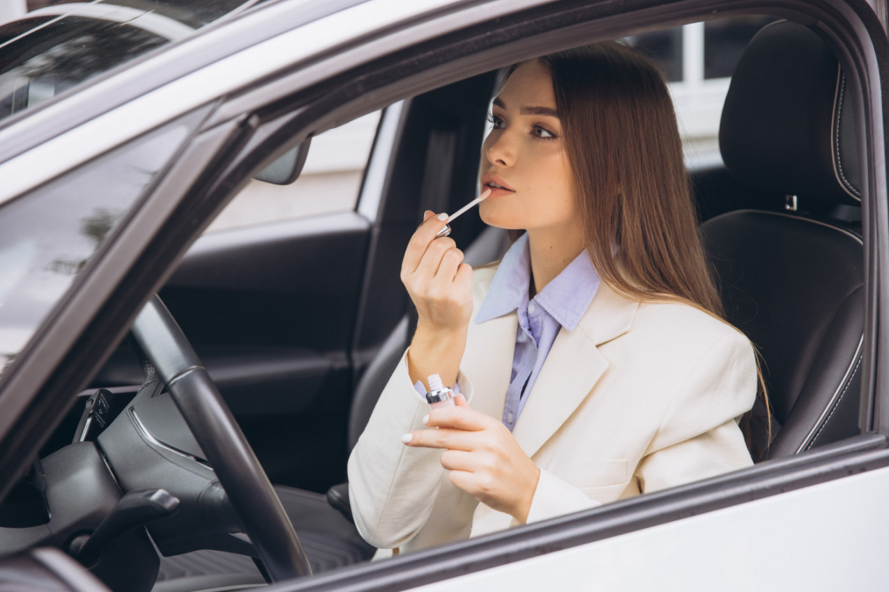KAKO DA VAM SE SJAJ ZA USNE NE TOPI I NE RAZMAZUJE TOKOM LETA: Uz ove savete biće postojan satima čak i po vrelom danu!