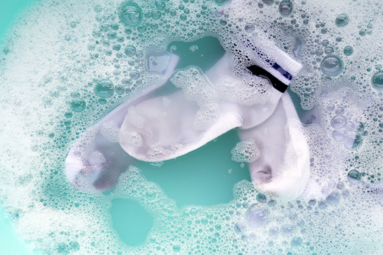 NEMA VEZE KOLIKO SU PRLJAVE, VAŠE BELE ČARAPE MOGU PONOVO DA ZABLISTAJU: Jedan kuhinjski sastojak čini čuda!