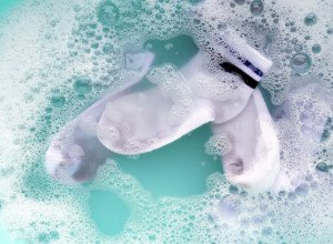 NEMA VEZE KOLIKO SU PRLJAVE, VAŠE BELE ČARAPE MOGU PONOVO DA ZABLISTAJU: Jedan kuhinjski sastojak čini čuda!