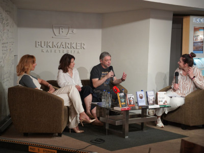 U pitanju je novi roman iz univerzuma „Konstantinovog
raskršća“ 