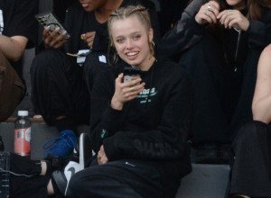 ĆERKA ANĐELINE I BREDA PITA POSLE PREZIMENA PROMENILA I IME: Javno je odbacila oca, a onda je novim potezom ponovo zadala udarac!