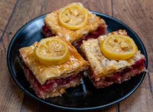 BAKLAVA SA VIŠNJAMA I MLEVENIM KEKSOM JE SPOJ KOJI MORATE PROBATI: Hit postastica postaje zvezda ovog leta