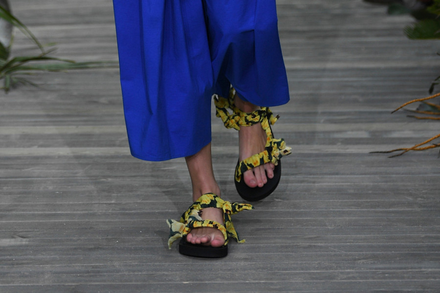 ŠTIKLE SU SADA PROŠLOST! Ovo su natraženije ravne sandale - ili ćete ih obožavati ili nećete moći da ih gledate