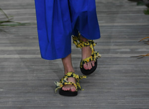 ŠTIKLE SU SADA PROŠLOST! Ovo su natraženije ravne sandale - ili ćete ih obožavati ili nećete moći da ih gledate