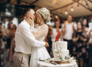 MLADOŽENJA JE UHVATIO MLADU ZA VRAT I GURNUO JOJ JE GLAVU U TORTU: Dok su se gosti zgražavali, tu nije bio kraj cirkusu - onda mu je ona još žešće uzvratila! (VIDEO)