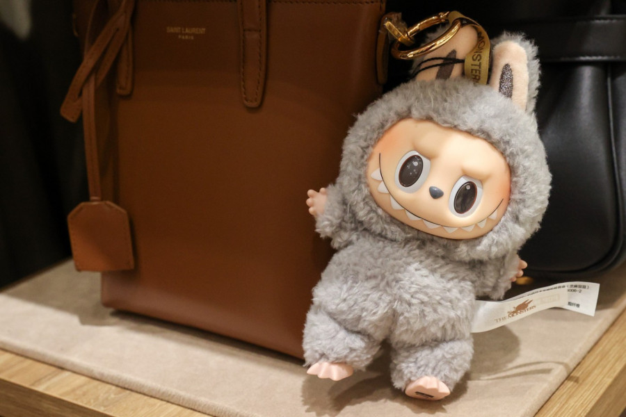 NAJPOPULARNIJA PLIŠANA IGRAČKA ZA KOJOM JE SRBIJA POLUDELA VIŠE NIJE SAMO MODNI DETALJ NA TORBI: Smele žene su otišle korak dalje (FOTO)