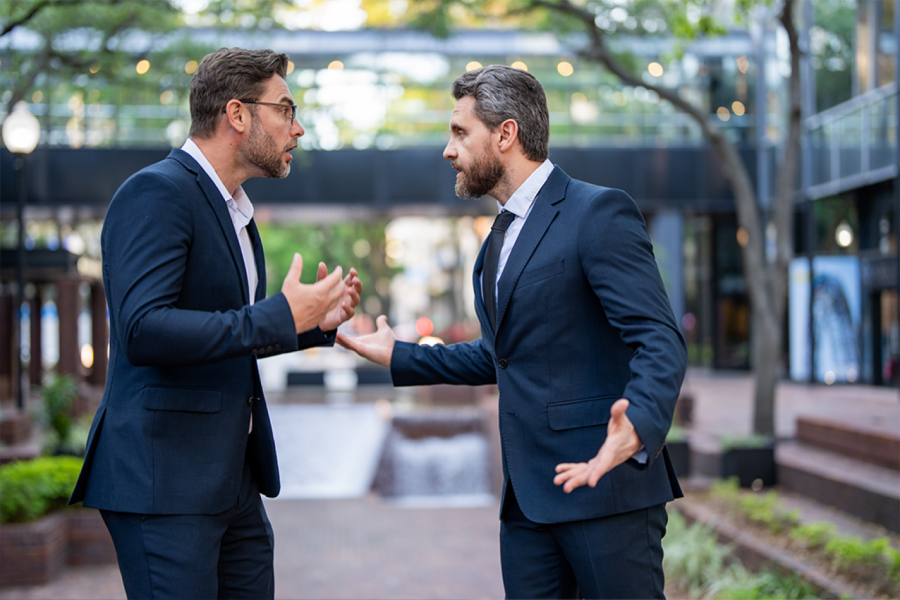 ZBOG ONOGA ŠTO JE URADIO DRUGU PRED SVADBU, MREŽE GORE! Posle 15 godina prijateljstva mladoženja se oseća kao da mu je zabio nož u leđa