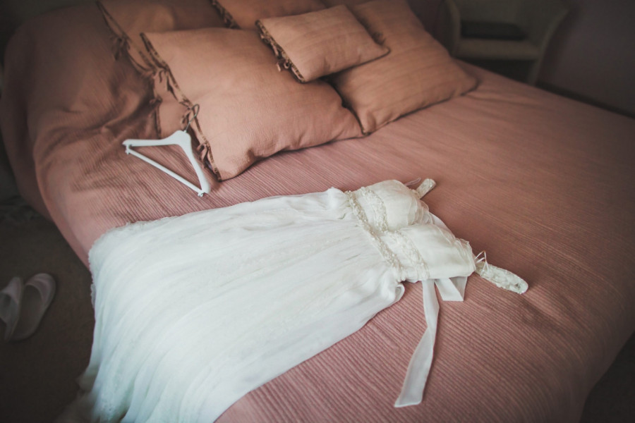 MUŽ PRODAJE VENČANICU SUPRUGE, NJEGOV OGLAS ŠOKIRA! A, tek da vidite razlog zašto se odlučio na ovaj korak!