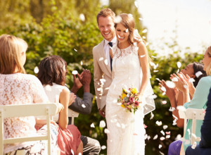 ŠTA ONA IMA, ŠTO JA NEMAM, TOTALNI HAOS NA VENČANJU, NEPOZNATA ŽENA JE  UZELA MIKROFON I "ZALEDILA" MLADOŽENJU: Svatovi slušali u neverici (VIDEO)