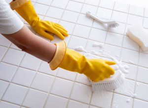 STAVILA JE PENU ZA BRIJANJE NA METLU I ZANEMELA KADA JE VIDELA REZULTAT: Čišćenje nikad lakše, a kupatilo blista (VIDEO)