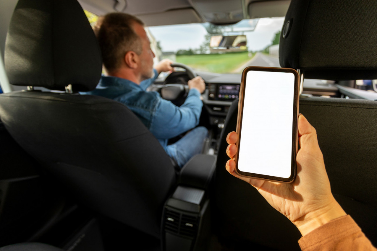 TAKSISTA JE UVELIKO VOZIO KADA JE USLEDIO ZAPANJUJUĆI POZIV: Uznemirena žena se setila da je NEKOG zaboravila, a kada se vozač okrenuo, prebledeo je od šoka! (VIDEO)