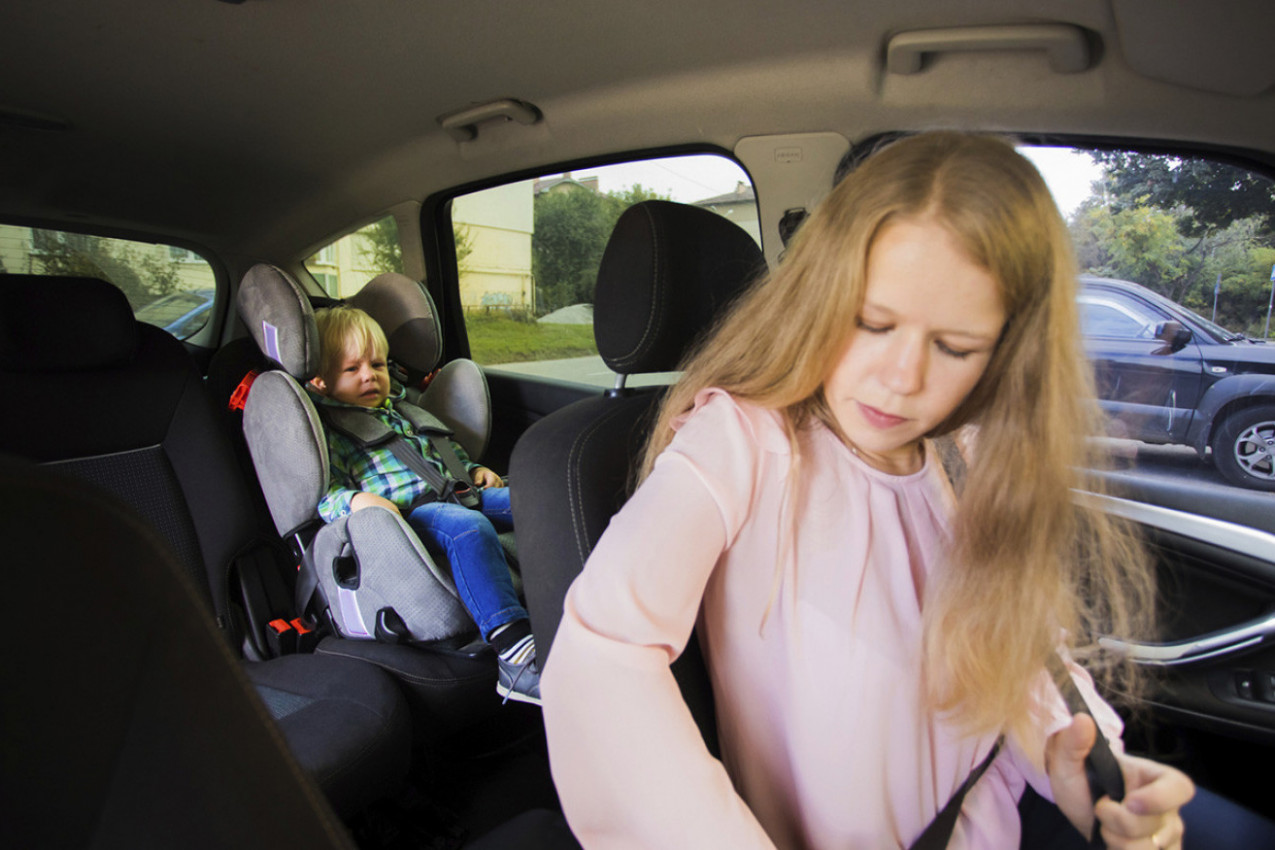 NEMA "SAMO ĆU DA SKOKNEM DO ĆOŠKA": Ovoliko minuta je dovoljno da dete ostavljeno u autu doživi toplotni udar!