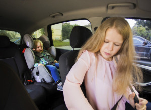 NEMA "SAMO ĆU DA SKOKNEM DO ĆOŠKA": Ovoliko minuta je dovoljno da dete ostavljeno u autu doživi toplotni udar!