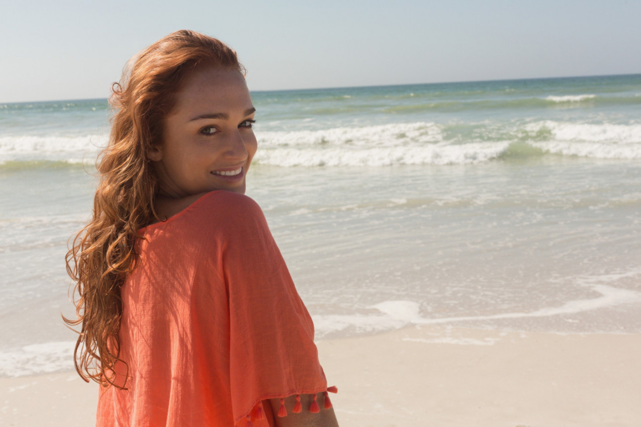 KAKO DA VAM KOSA BUDE SAVRŠENA I NA PLAŽI: 10 ideja za letnje frizure koje će vam potrajati tokom celog dana (FOTO, VIDEO)