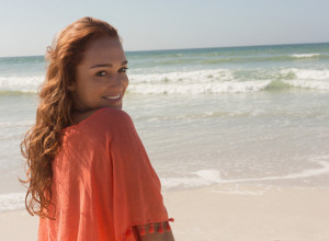 KAKO DA VAM KOSA BUDE SAVRŠENA I NA PLAŽI: 10 ideja za letnje frizure koje će vam potrajati tokom celog dana (FOTO, VIDEO)